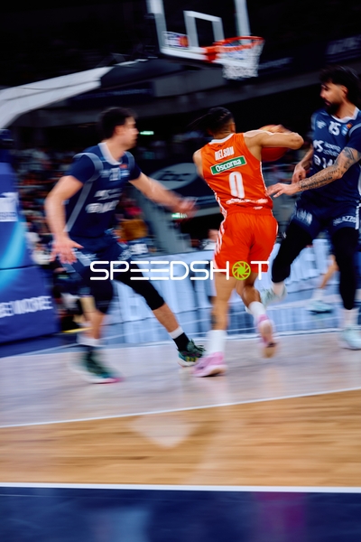 Drive zum Korb Nelson Weidemann (0;Ratiopharm Ulm), Marcel Keßen (15;MLP Academics Heidelberg), Isaiah Roby (15;Ratiopharm Ulm)