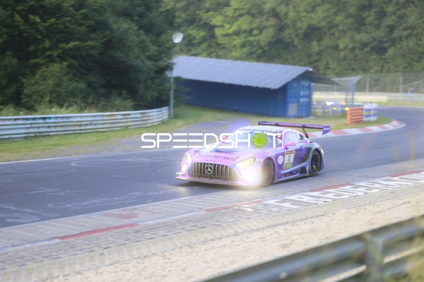 Mercedes-AMG Team GetSpeed Rennfahrzeug auf der Rennstrecke