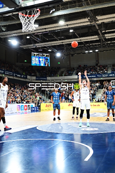 Ferdinand Zylka (6; Basketball Löwen Braunschweig) wirft Freiwurf