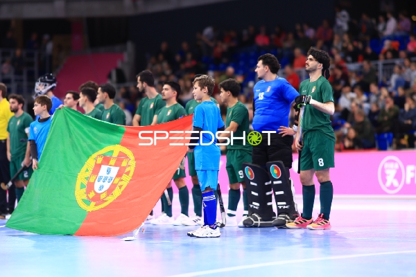 Spieler von Portugal und Schweiz bei Nationalhymne