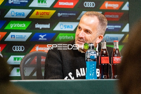 Trainer Manuel Baum bei Pressekonferenz