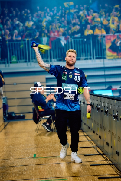 Ein Spieler der Rhein Neckar Löwen, Kevin Gerwin, geht von der Spielfläche.