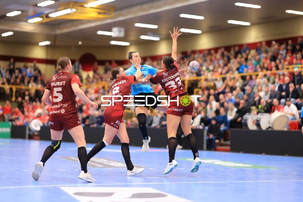 Szene mit Julie Holm (8; Thüringer HC) und Isabell Hurst (5; HSG Bensheim/Auerbach)