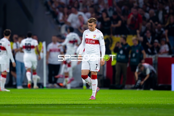 Enttäuschter Maximilian Mittelstädt (7; VfB Stuttgart) auf dem Feld