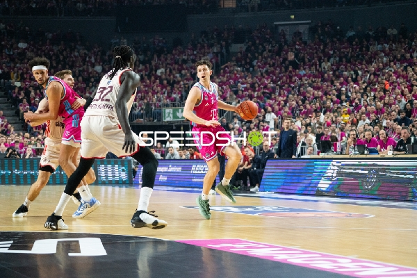 Grayson Murphy (7; Telekom Baskets Bonn) mit Ball in Aktion