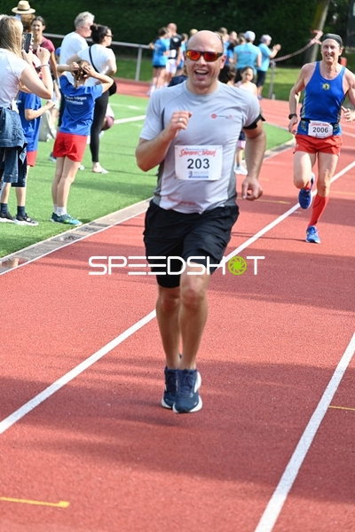 Läufer auf der Bahn beim TVE Sommerlauf Edingen