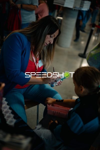 Personen beim Bemalen des Arms