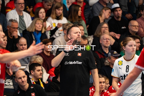 Trainer und Spielerinnen von Schweiz beobachten das Spiel