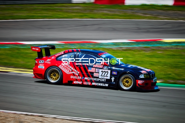 Rennfahrzeug auf der Rennstrecke