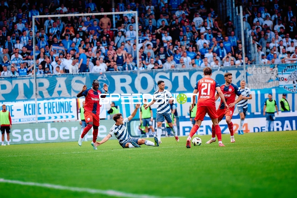 Foul durch Alexander Rossipal (21, FC Hansa Rostock)