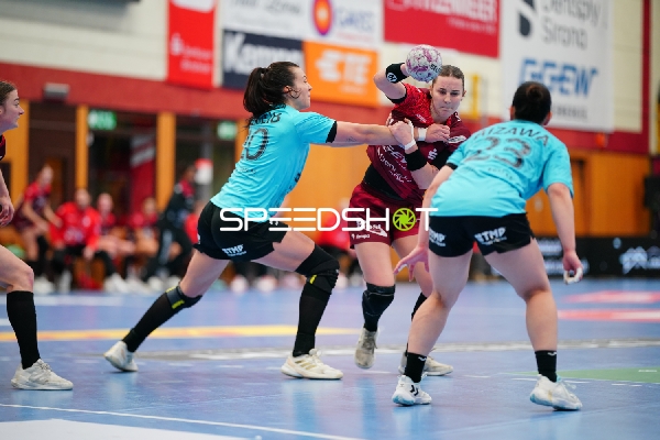 Szene mit Mareike Thomaier (2; HSG Bensheim/Auerbach) und Isabell Hurst (5; HSG Bensheim/Auerbach)