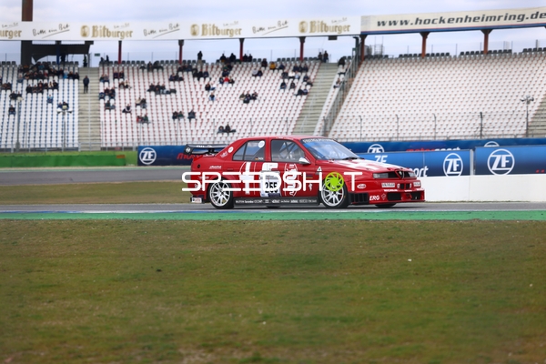 Roter Rennwagen auf der Strecke