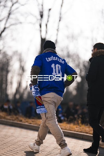 Fan mit Marvin Wanitzek (10; Karlsruher SC) Trikot