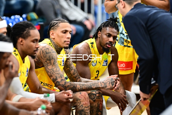 Szene mit Michale Kyser (12; EWE Baskets Oldenburg) und Christopher Clemons (3; EWE Baskets Oldenburg)