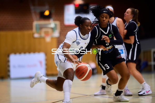 Kelly Moten (0; USC BaseCats Heidelberg) dribbelt gegen Imena Aruna (3; KuSG Leimen Basketball)