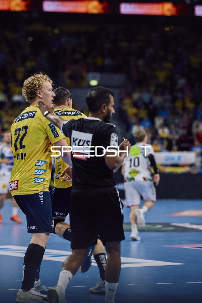 Spieler von Rhein Neckar Löwen und SC Magdeburg laufen auf dem Spielfeld.