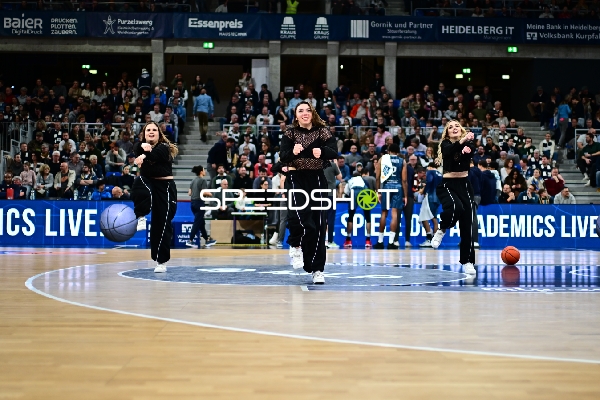 Basketball-Szene mit Cheerleadern
