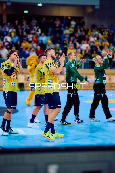 Die Spieler der Rhein Neckar Löwen bedanken sich beim Publikum.