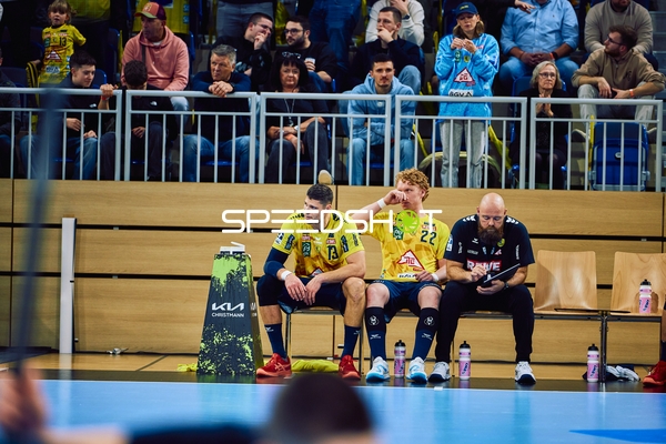 Spieler auf der Bank sitzend