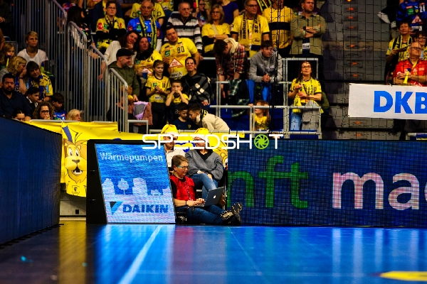 Zuschauer auf den Rängen während eines Handballspiels.