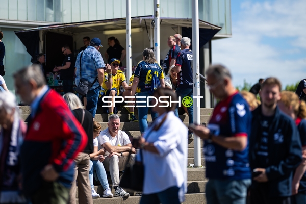 Fans vor Stadion in Flensburg