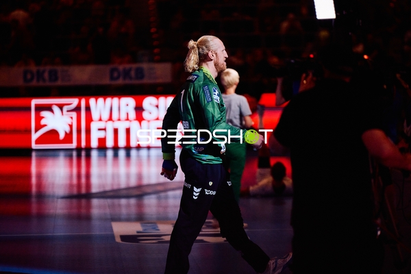 Ein Spieler von THW Kiel betritt das Spielfeld.