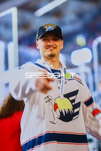 Adler Mannheim Spieler feiern Meisterschaft