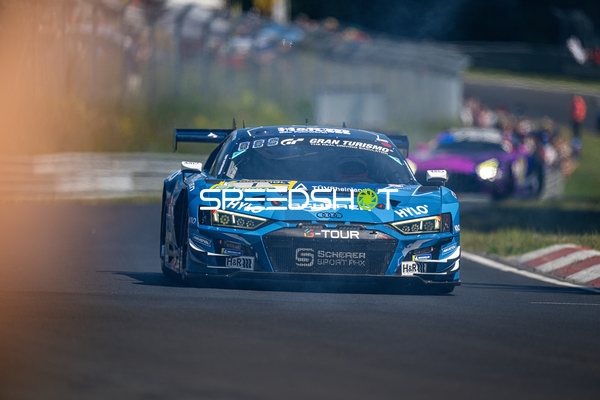 Fahrzeug auf der Rennstrecke