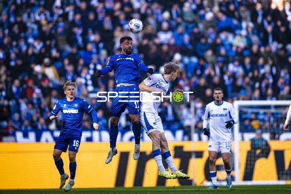 Luftduell um den Ball