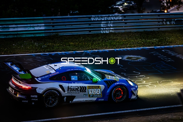 Rennfahrzeug auf der Rennstrecke