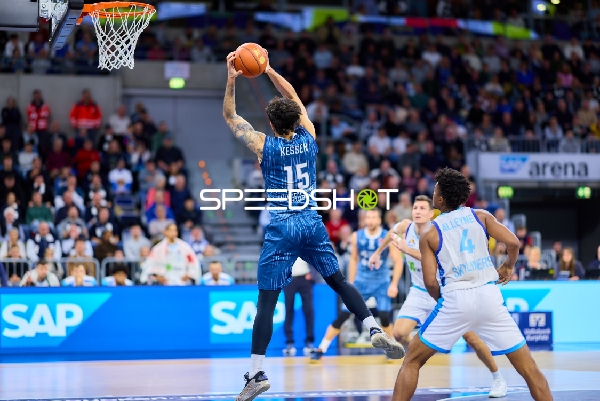 Marcel Keßen (15; MLP Academics Heidelberg) mit Ball in der Luft