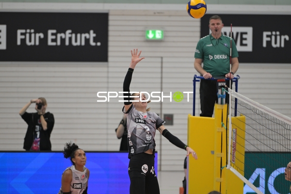 Elizabeth Sandbothe (2; Schwarz-Weiß Erfurt) beim Aufschlag