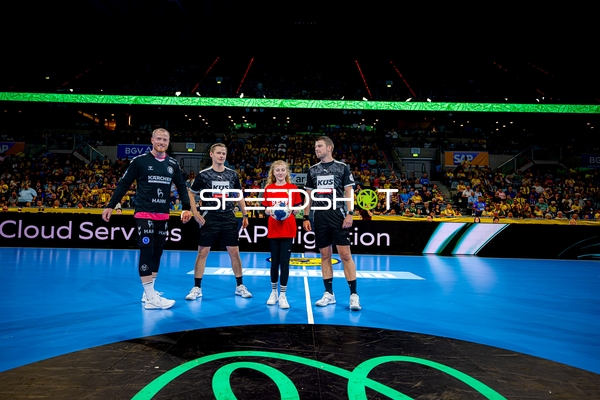 Spielergruppe in Spielfeldmitte