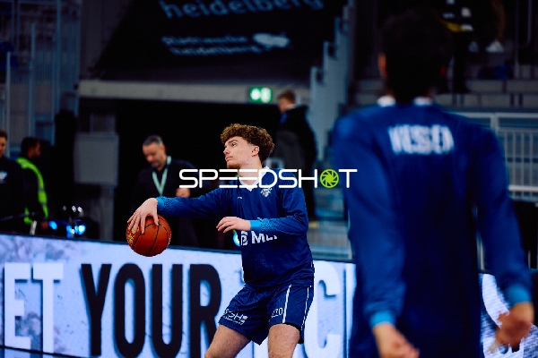 Ein Spieler der MLP Academics Heidelberg wärmt sich mit einem Basketball auf.