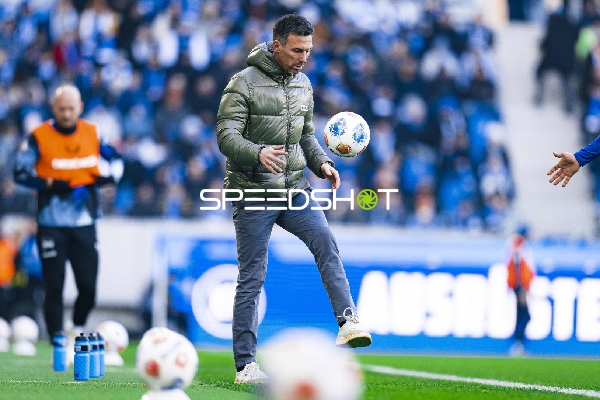 Person spielt mit Ball