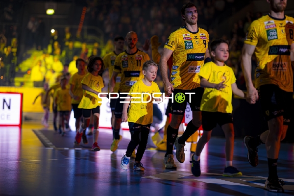 Einlauf von Steven Plucnar Jacobsen (9; Rhein Neckar Löwen) und Lukas Sandell (11; Rhein Neckar Löwen)