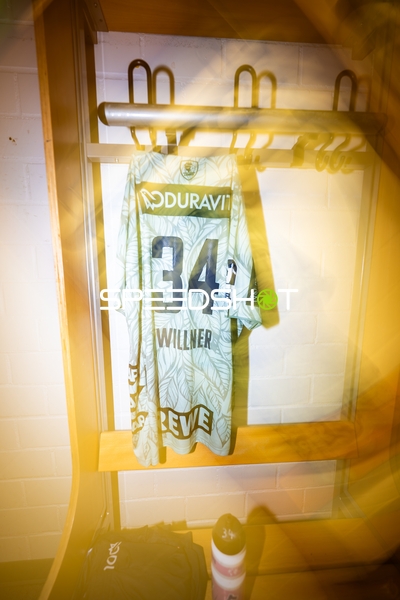 Trikot Nummer 34 hängt im Kabinenschrank
