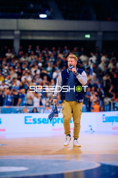 Stadionsprecher motiviert das Publikum