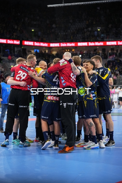 Szene mit Mathias Larson (4; Rhein Neckar Löwen) und Teamkollegen