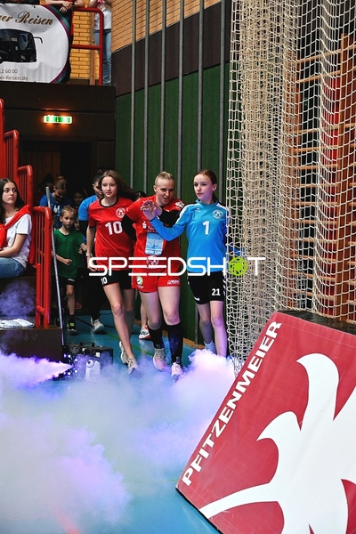 Spielerinnen der Kurpfalz Bären betreten das Spielfeld