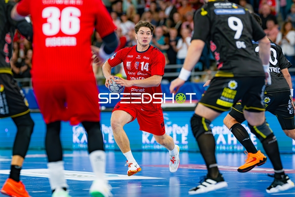 Fynn Nicolaus (14; SG BBM Bietigheim) wirft aufs Tor