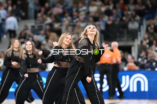 Tänzerinnen bei Basketball-Event
