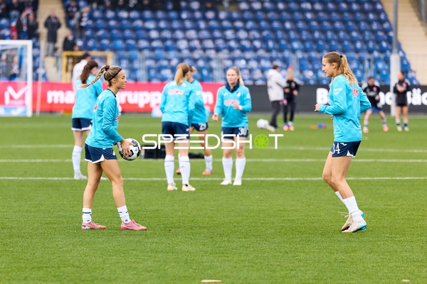 Spielerinnen beim Aufwärmen