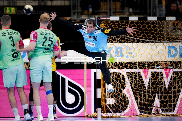 Dejan Milosavljev (96, Füchse Berlin) wehrt Ball ab