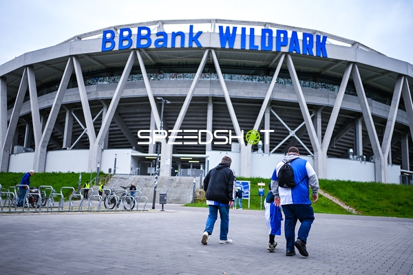 Zuschauer betreten Stadion