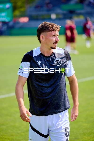 SV Sandhausen Niklas Tarnat (6; SV Sandhausen) im Aufwärmtrikot
