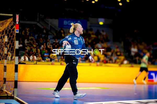 Torwart wirft aufs Tor