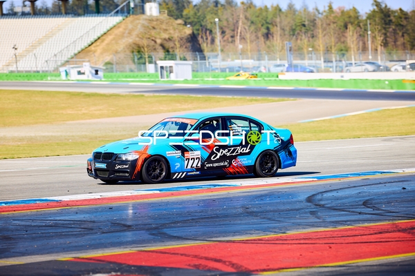 BMW mit Nummer 722 auf der Rennstrecke