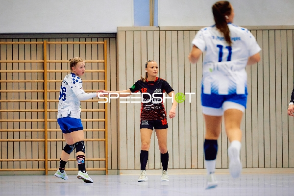 Spielerinnen interagieren miteinander.
