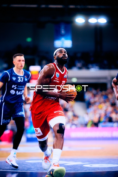 Syntainics MBC Spieler dribbelt gegen MLP Academics